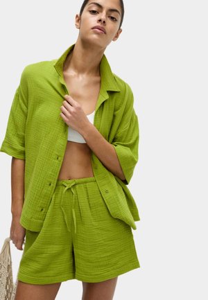 Limoengroene, gestructureerde katoenen tweedelige outfit bestaande uit een losse overhemd met knopen en shorts met trekkoord, met een relaxte pasvorm en casual ontwerp.