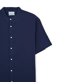 Camicetta blu navy a manica corta con colletto a bandana, tessuto testurizzato e bottoni bianchi lungo la parte anteriore per la chiusura. Design a vestibilità regolare.