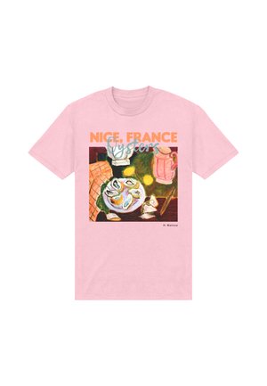 T-shirt rose avec une impression nature morte colorée d'huîtres, de citrons et d'un pichet, avec le texte "Nice, France Oysters" et la signature de l'artiste "H. Matisse".