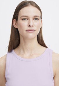 Top de tip tank light purple, cu un guler rotund și bretele late, fabricat dintr-un material moale și elastic.
