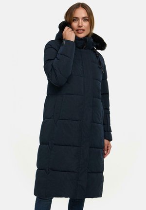 Marineblauwe lange pufferjas met een afneembare bont-gevoerde capuchon, quilted design, voorkant met rits en zijzakken. Gladde textuur.