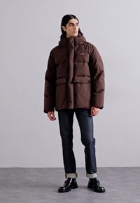 Holzweiler DOVRE JACKET - Jachetă cu puf - dark brown