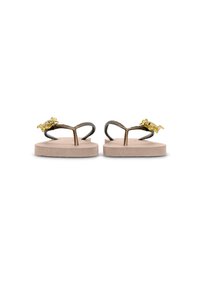 Bruine flip-flops met gestructureerde banden, een gouden accentontwerp en beige rubberen zolen, met een platte, gevormde voetbed.