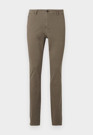 Slim-fit kakifärgade byxor med bältesöglor, framknapp, dragkedjestängning och sidofickor, visade på en vit bakgrund.