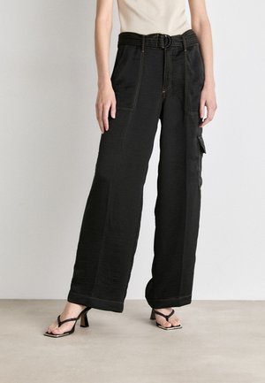 Pantalons cargo noirs avec une coupe ample, dotés d'une ceinture à boucle ronde, d'accents cousus et de poches latérales pour un usage pratique.