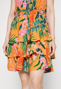 ONLY Petite ONLTROPICA SMOCK LAYER DRESS - Φόρεμα ημέρας - flame orange