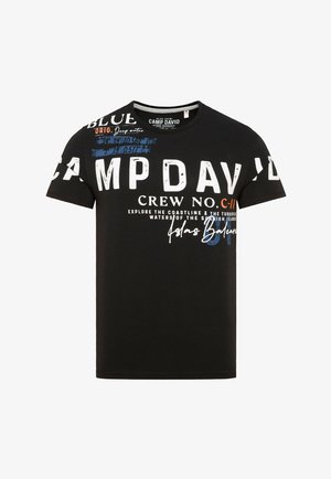 T-shirt nero in cotone a maniche corte, con testo e grafiche bianche e blu, inclusi "CAMP DAVID" e varie località.