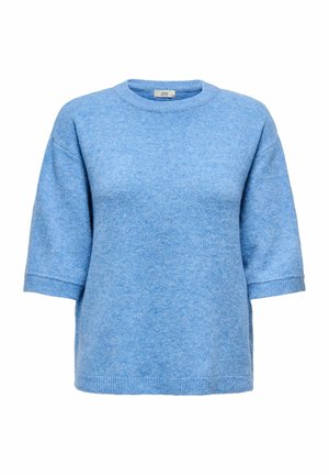 Gaiši zils adīts džemperis ar īsām piedurknēm, apaļu kakla izgriezumu un vaļēju piegriezumu. Tekstūra izskatās mīksta un nedaudz pūkaina.