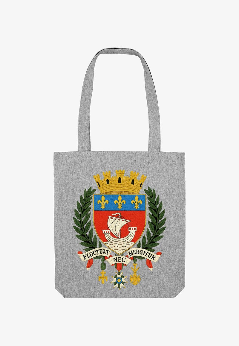Sac à dos en tissu gris avec un design coloré d'un blason représentant un bateau, une couronne et des feuilles de laurier. Le texte inclut "FLUCTUAT NEC MERGITUR."