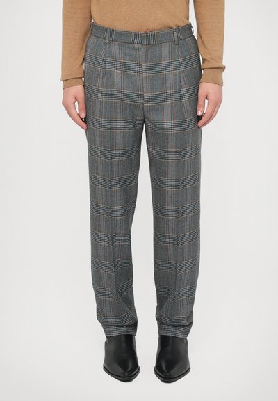 Grau karierte Hosen mit orangefarbenen und blauen Akzenten, mit geradem Schnitt, Falten und klassischem Bund, kombiniert mit schwarzem Schuhwerk.