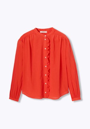 Blouse rouge à manches longues avec un plastron froncé, fermeture à boutons et coutures d'épaule froncées. Tissu léger et texturé.