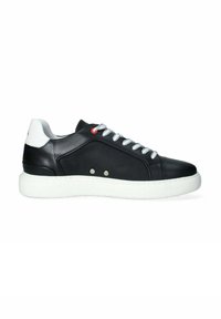 Sneaker in pelle nera con pannello laterale texturizzato, suola bianca e lacci grigi. Presenta dettagli in rosso e hardware in argento.