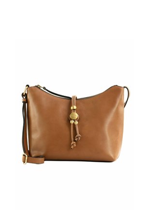 Sac à bandoulière en cuir marron moyen avec bandoulière réglable, perles dorées et détail de fermoir rond sur le devant, fermeture zippée sur le dessus.