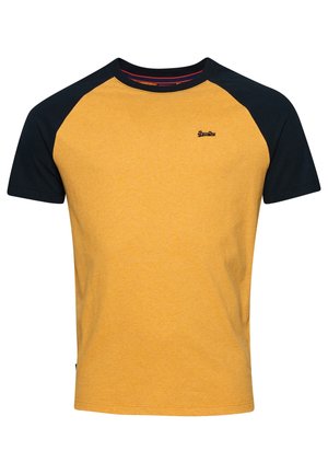 Kurzärmeliges Raglan-T-Shirt mit senfgelbem Körper und schwarzen Ärmeln, mit kleinem schwarzem Logo auf der linken Brust.