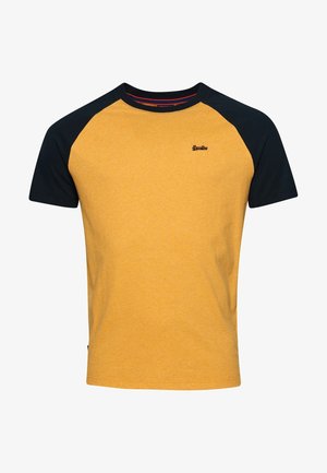 Raglan T-shirt met korte mouwen in mosterdgele kleur en zwarte mouwen, met een klein zwart logo op de linkerborst.