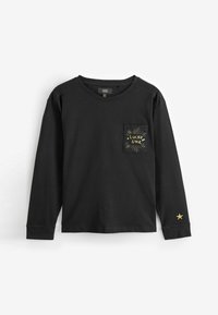 Camiseta negra de manga larga hecha de algodón. Presenta un bolsillo delantero con un gráfico dorado de "LUCKY STAR" y un acento de estrella dorada en la manga.