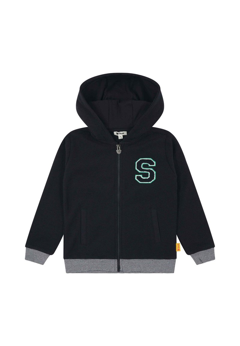 Schwarzer Zip-Hoodie mit einem grünen gestickten "S" auf der Brust, ausgestattet mit Taschen und gestreiften grauen Akzenten an den Bündchen und dem Saum.