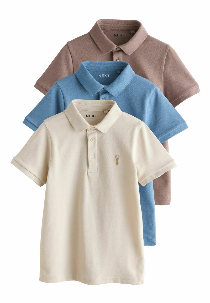 Tre poloshirts stablet: beige, lyseblå og brun. Hver har en polokrave, korte ærmer og et lille logo på forsiden.