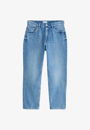 Hellblaue Jeans mit geradem Bein, fünf Taschen, Gürtelschlaufen und einem Knopfverschluss an der Taille, flach auf einem weißen Hintergrund ausgelegt.
