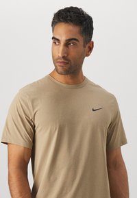 Nike Performance HYVERSE - T-skjorte til trening - khaki