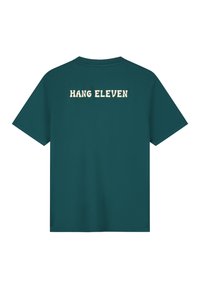 Teal katoenen t-shirt met korte mouwen, met grote witte tekst "HANG ELEVEN" gecentreerd op de achterkant. Eenvoudig ontwerp, zachte textuur.