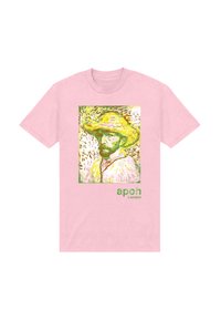 Camiseta de algodón rosa claro con una obra de arte vibrante enmarcada que representa a un hombre con un sombrero amarillo. "apoh London" está impreso en verde.