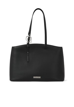 Czarna skórzana torba typu tote z dwoma paskami na ramię oraz srebrną metalową plakietką z logo i ozdobnym zawieszką na pasku.
