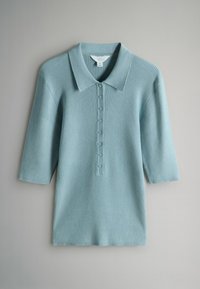 Polo azzurro chiaro a coste con colletto, dotata di una patta con sei bottoni e maniche a tre quarti. Tessuto morbido, vestibilità comoda.