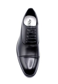 Chaussure habillée en cuir noir avec une finition lisse, bout rond et système de laçage. Elle présente des coutures discrètes et une semelle intérieure confortable.