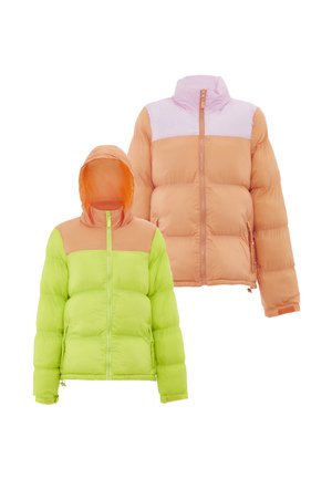 Zwei farblich abgesetzte Steppjacken, eine pink-orange mit Stehkragen, eine grün-orange mit Kapuze, beide mit Frontreißverschlüssen und Seitentaschen.