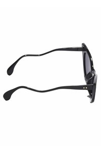 Mustat aurinkolasit, joissa on tyylikäs suorakulmainen kehys, kiiltävä pinta ja kaarevat mustat sanganosat, joissa on pieniä kultaisia yksityiskohtia saranoiden lähellä.