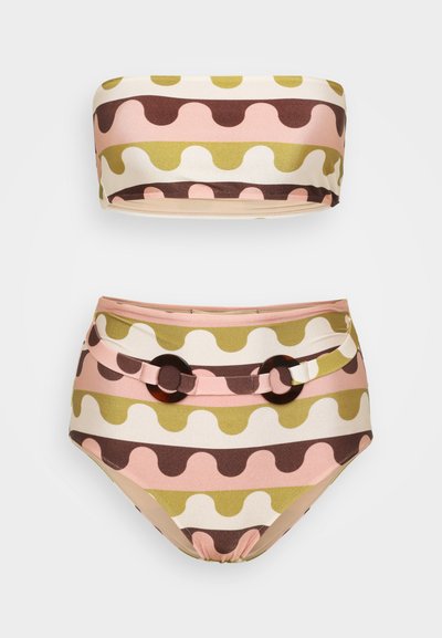 Bikini szett, amely strapabíró topból és magas derekú alsóból áll. Simogató anyagból készült, hullámos rózsaszín, barna és olívazöld mintázattal. Figyelemre méltó oldalsó díszítésekkel.
