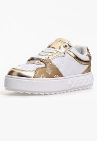 Baskets plateformes blanches et dorées avec des motifs de logo en relief, des accents métalliques et une semelle en caoutchouc blanc texturé. Design à lacets.