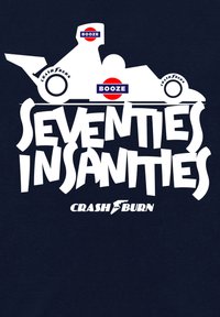 T-shirt grafica con un design stilizzato di una macchina da corsa bianca con loghi rossi e blu, su uno sfondo blu navy. Il testo recita "Follie degli Anni Settanta".