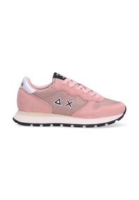 Różowe zamszowe i siateczkowe sneakersy z prostokątnym wzorem, okrągłym noskiem, czarną gumową podeszwą i dekoracyjnym białym szwem.