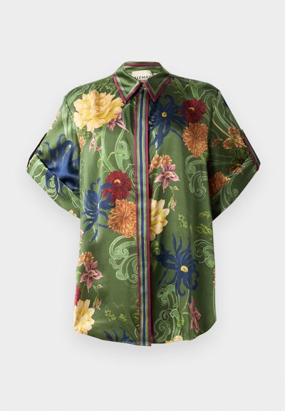 Camisa floral verde em satin com padrões florais multicoloridos, gola pontuda e detalhes listrados ao longo da pala dos botões e das mangas.
