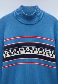 Maglione azzurro a maglia con colletto alto, caratterizzato da un motivo a righe orizzontali e logo "NAPAPIJRI" in bianco su sfondo blu scuro e righe rosse.