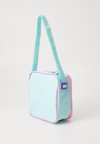 Aquablauwe vierkante tas met roze accenten, gemaakt van getextureerde stof, verstelbare schouderband, ritssluiting en een opvallend paarse hardwaredetail.