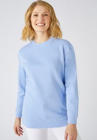 Felpa azzurro chiaro in tessuto morbido, con maniche lunghe, collo rotondo e polsini a coste, dalla texture liscia e vestibilità comoda.