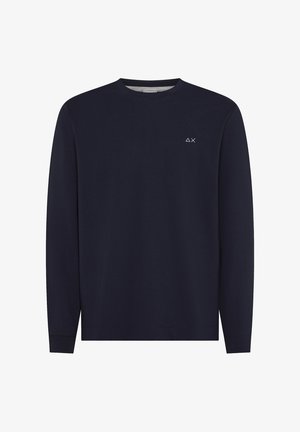 Felpa blu navy con scollo a girocollo, maniche lunghe e un piccolo logo sul petto. Realizzata in un tessuto liscio e morbido.