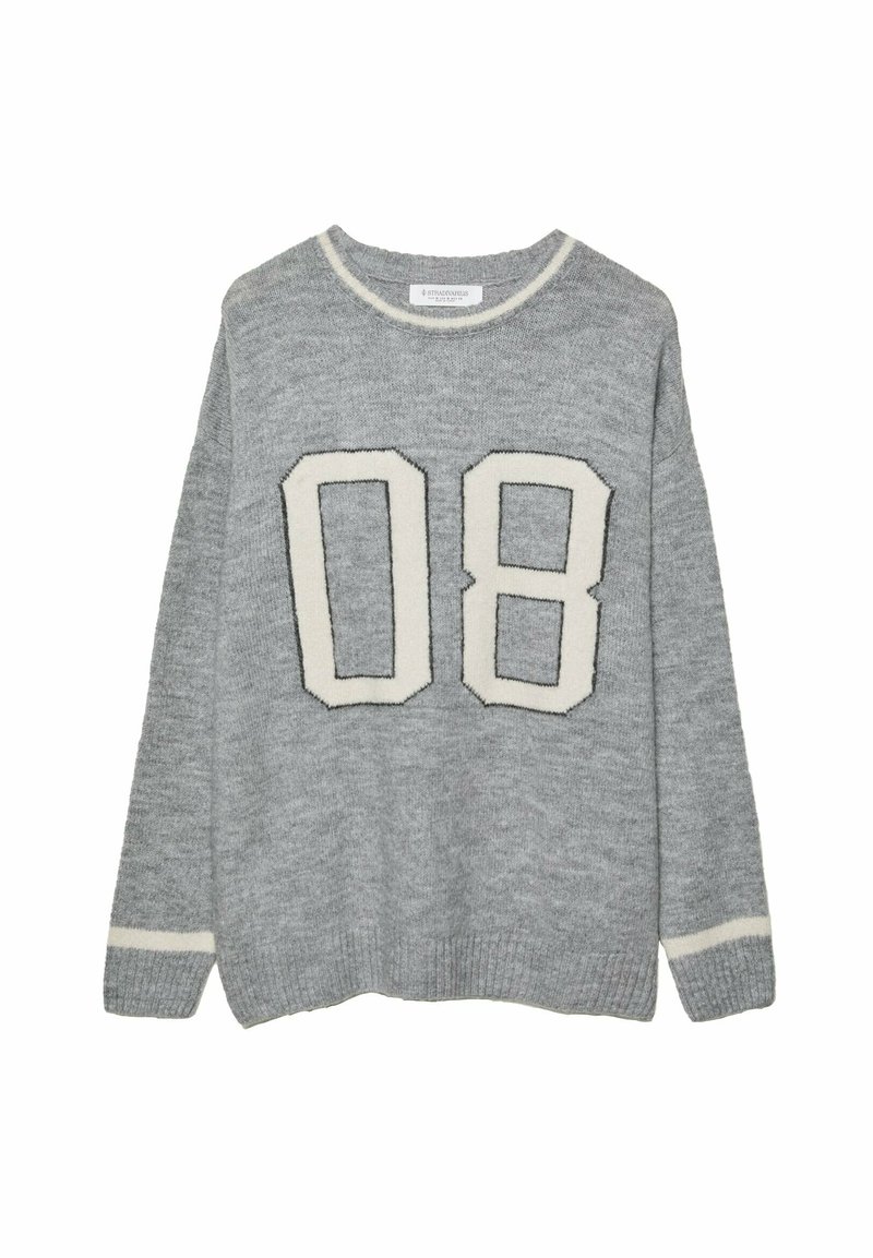 Grauer gestrickter Pullover mit weißen Akzenten am Kragen und den Bündchen, der große weiße "08"-Zahlen auf der Vorderseite hat.
