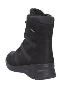 Zwarte enkelboot van suede met een gestructureerde afwerking, voorzien van elastische banden, een ronde neus en een robuuste rubberen zool.