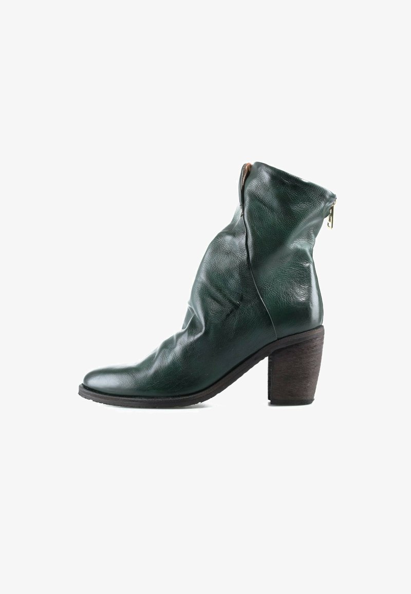 Bottine en cuir vert foncé avec bout arrondi, tige pliée, fermeture éclair latérale et épais talon bloc en bois.