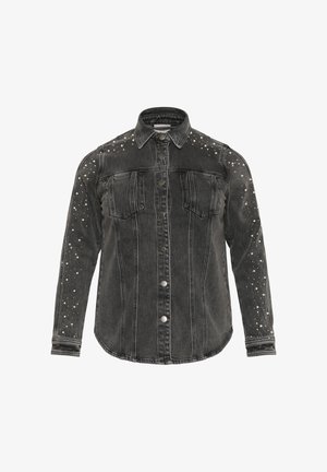Svart denimjacka med silverfärgade nitar på axlar och ärmar, tryckknappsstängning och bröstfickor, uppvisad mot en vit bakgrund.