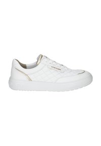 Hvid sneaker med kviltet tekstur, guldfarvet accent på hælen og rund tå. Har snørelukning og en tyk hvid gummisål.