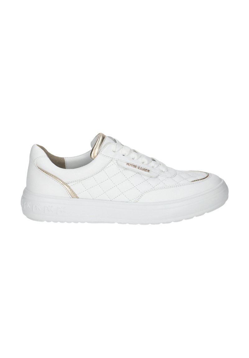 Hvid sneaker med kviltet tekstur, guldfarvet accent på hælen og rund tå. Har snørelukning og en tyk hvid gummisål.