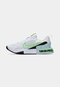 Hvit mesh idrettssko med grønne detaljer, svarte detaljer, tykk såle og synlig luftdemping. Har snøring og en pull-tab.