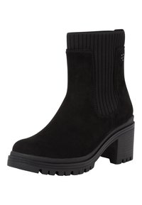 Černá semišová kotníková bota s žebrovaným pleteným límcem, blokovým podpatkem a texturovanou podrážkou pro lepší přilnavost. Elegantní, minimalistický design.