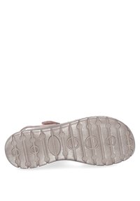 Sole sandálu vyrobená z gumového materiálu, texturovaný design s kruhovými vzory a bledě růžovou barvou, navržená pro trakci a odolnost.