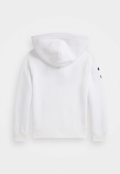 Sweatshirt blanc à capuche avec des manches longues, des poignets et un ourlet côtelés, et une texture lisse. Présente un détail brodé sur la manche gauche.